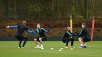 Empat penggawa Arsenal (ki-ka) Per Mertesacker, Aaron Ramsey, Theo Walcott dan Calum Chambers, melakukan pemanasan sebelum latihan resmi di pusat latihan The Gunners, Senin (22/2/2016). Kuartet tersebut akan mendapat ujian saat bersua Barcelona, dini hari