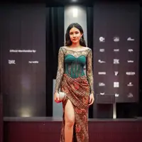 Shenina Cinnamon juga mengikuti tren memakai korset di luar untuk gaya lainnya saat berkebaya (Foto: Instagram @shenacinnamon)