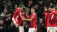 Pemain depan Manchester United, Rasmus Hojlund (kedua kiri) merayakan gol dengan rekan setimnya saat pertandingan kelima League Phase Liga Europa 2024/2025 melawan Bodoe/Glimt di stadion Old Trafford, Manchester, Inggris, pada Kamis 28 November 2024 atau Jumat (29/11/2024) dini hari WIB. (Oli SCARFF/AFP)