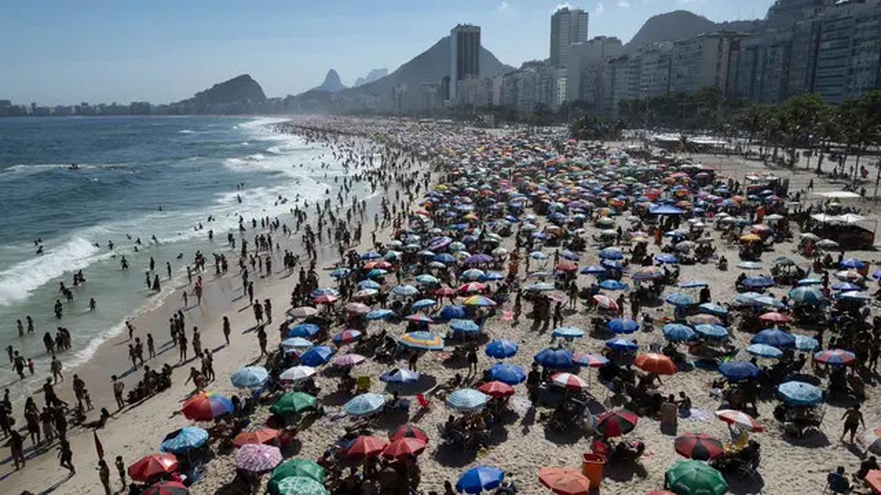 Cuaca Panas, Ribuan Orang Serbu Pantai Copacabana Brasil