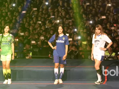 Model mengenakan contoh jersey baru Persib Bandung yang baru pada Launching di Stadion Siliwangi, Bandung, Minggu (2/4/2017). Jersey baru tersebut akan digunakan Persib Bandung untuk mengarungi Liga 1 Indonesia. (Bola.com/Nicklas Hanoatubun)