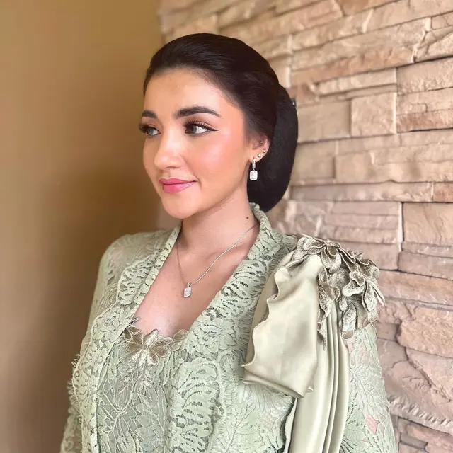 Tsania Marwa mengenakan kebaya (Instagram/tsaniamarwa54)