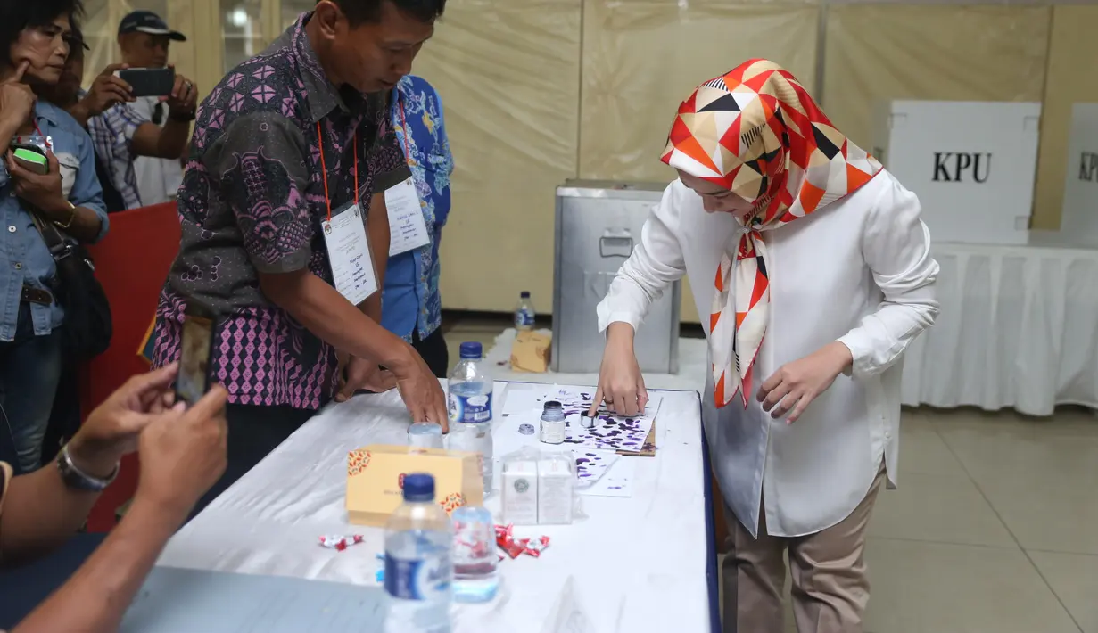 Artis yang juga Anggota DPR, Rachel Maryam menggunakan hak pilihnya di Putaran kedua Pilkada DKI 2017. Rachel memberikan hak suaranya di TPS 108, dekat kediamannya, Komplek DPR RI, kawasan Kalibata, Jakarta Selatan. (Nurwahyunan/Bintang.com)