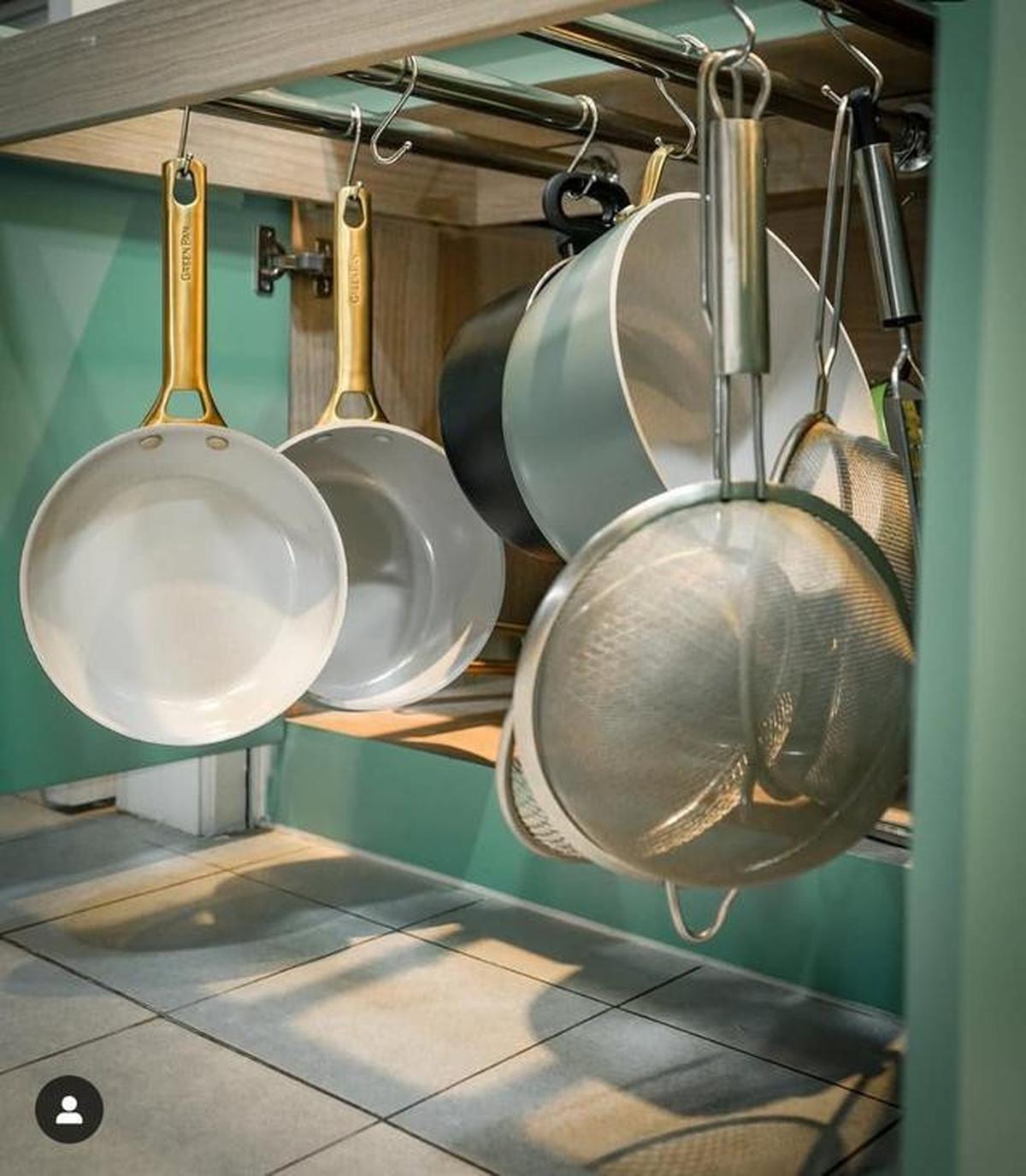 7 Cara Menyimpan Peralatan Dapur agar Lemari Tetap Rapi dan Tidak Lengket