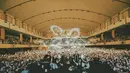 Usai acara berakhir, Rizky Febian foto bareng dengan para penonton. Dukungan dari penonton selama konser Improfest 2022 tentunya bikin suasana makin hidup. Dalam setiap konser, lighting punya peranan yang sangat penting dan disesuaikan dengan tempat berlangsungnya konser. Lighting atau tata cahaya panggung membuat suasana konser Improfest 2022 jadi makin terasa seru. (Liputan6.com/IG/@rizkyfbian)