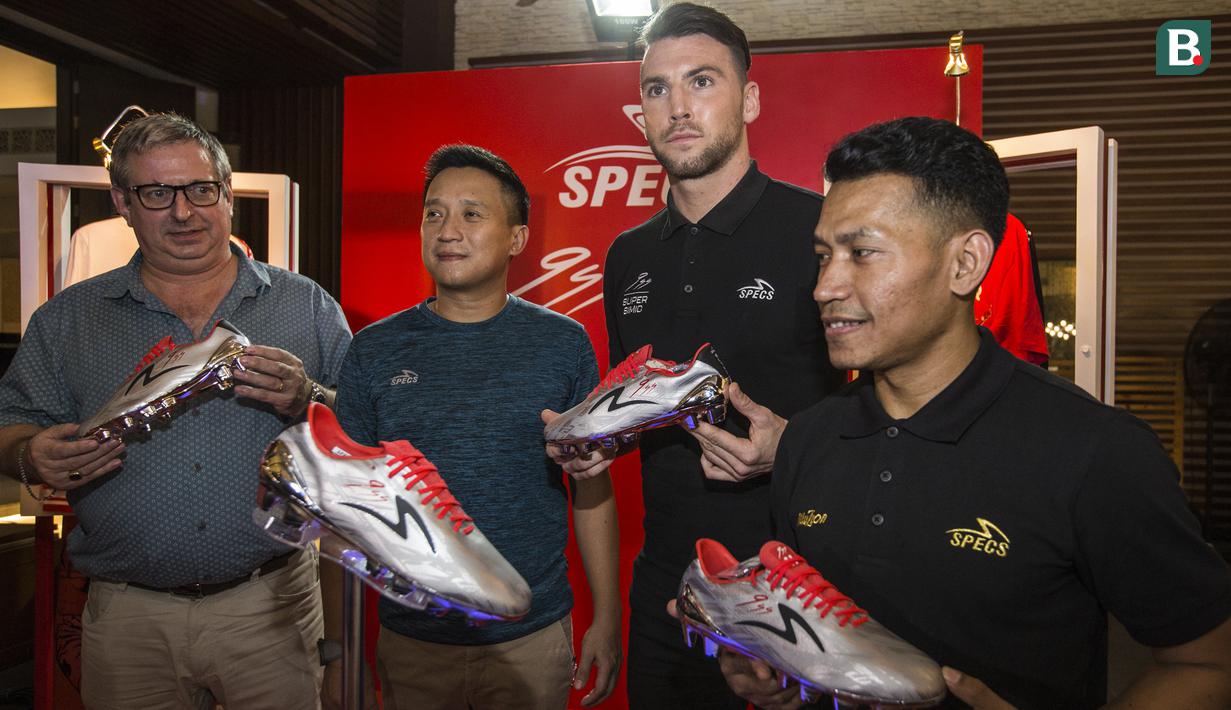Striker Persija Jakarta, Marko Simic, memegang sepatu saat peluncuran Specs di Restoran Terrace, Jakarta, Senin (4/6/2018). Specs meluncurkan Special Edition Illuzion '9SS Simic Edition'. (Bola.com/Vitalis Yogi Trisna)