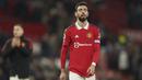 Pemain Manchester United, Bruno Fernandes, tampak lesu setelah ditahan imbang dengan Leeds United pada laga Liga Inggris di Stadion Old Trafford, Rabu (8/2/2023). MU harus puas bermain imbang dengan Leeds United. (AP Photo/Dave Thompson)