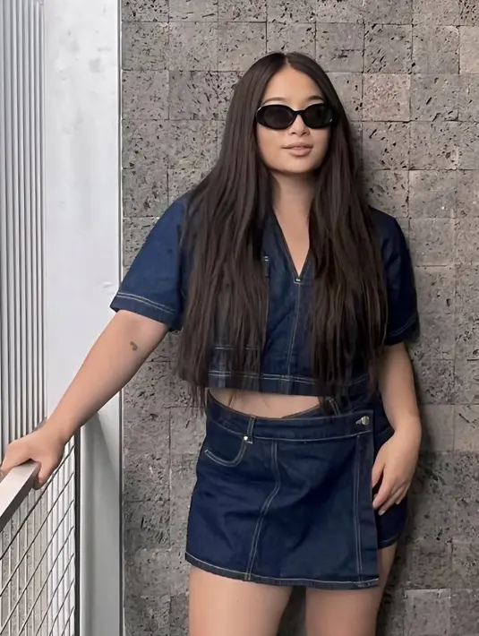 Gaby juga terlihat stylish dengan skort dan atasan denim. Paduan denim on denim berhasil hadirkan kesan stylish yang begitu instan.  [Foto: Instagram/ Gaby Saputra]
