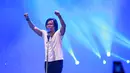 'Saya tahu orang-orang yang datang ini kebanyakan seumurannya Tulus,' ujar Ari Lasso kepada kerumunan penonton. (Deki Prayoga/Bintang.com)