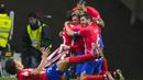 Pemain Atletico Madrid merayakan kemenangan atas Real Madrid dalam laga babak 16 besar Copa del Rey 2023/2024 yang digelar di Metropolitano, Jumat (19/1/2024). (AP Photo/Manu Fernandez)