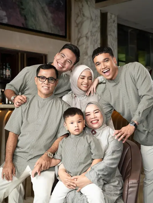 <p>Fuji baru saja mengunggah beberapa potret dirinya bersama keluarga mengenakan sarimbit baju Lebaran. Kamu bisa menjadikan beberapa gaya keluarga Fuji ini sebagai inspirasi tampil selama bulan Ramadan. Di sini, Fuji tampil cantik mengenakan hijab cokelat muda, sedangkan sekeluarga kompak tampil dengan baju bernuansa abu-abu yang serasi. [Foto: Instagram/fuji_an]</p>