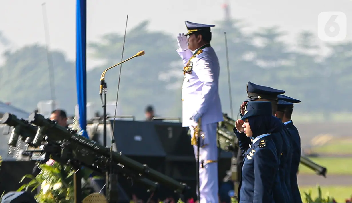 Sebanyak 82 pesawat yang terdiri dari pesawat tempur, pesawat angkut, helikopter dilibatkan dalam atraksi udara di peringatan HUT ke-77 TNI AU. (Liputan6.com/Faizal Fanani)