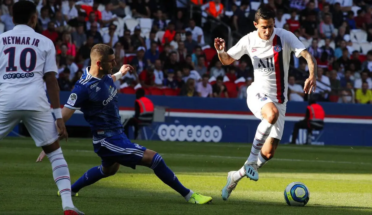 Gelandang PSG, Angel Di Maria, berusaha melewati pemain Strasbourg pada laga Liga 1 Prancis di Stadion Parc des Princes, Sabtu (14/9). PSG menang 1-0 atas Strasbourg. (AP/Francois Mori)