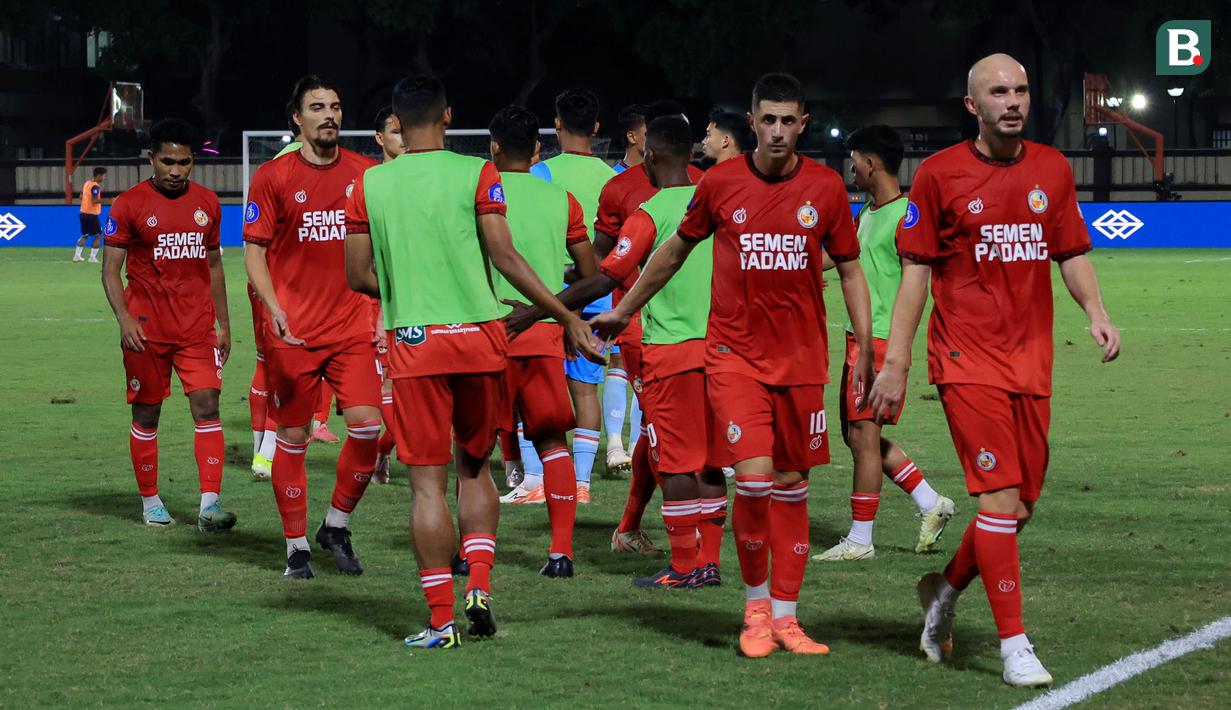 Para pemain Semen Padang tertunduk lesu setelah ditaklukkan Borneo FC dalam laga perdana Liga 1 2024/2025 yang berlangsung di Stadion Sekolah Tinggi Ilmu Kepolisian (STIK), Jakarta Selatan, Senin (12/8/2024). (Bola.com/M Iqbal Ichsan)