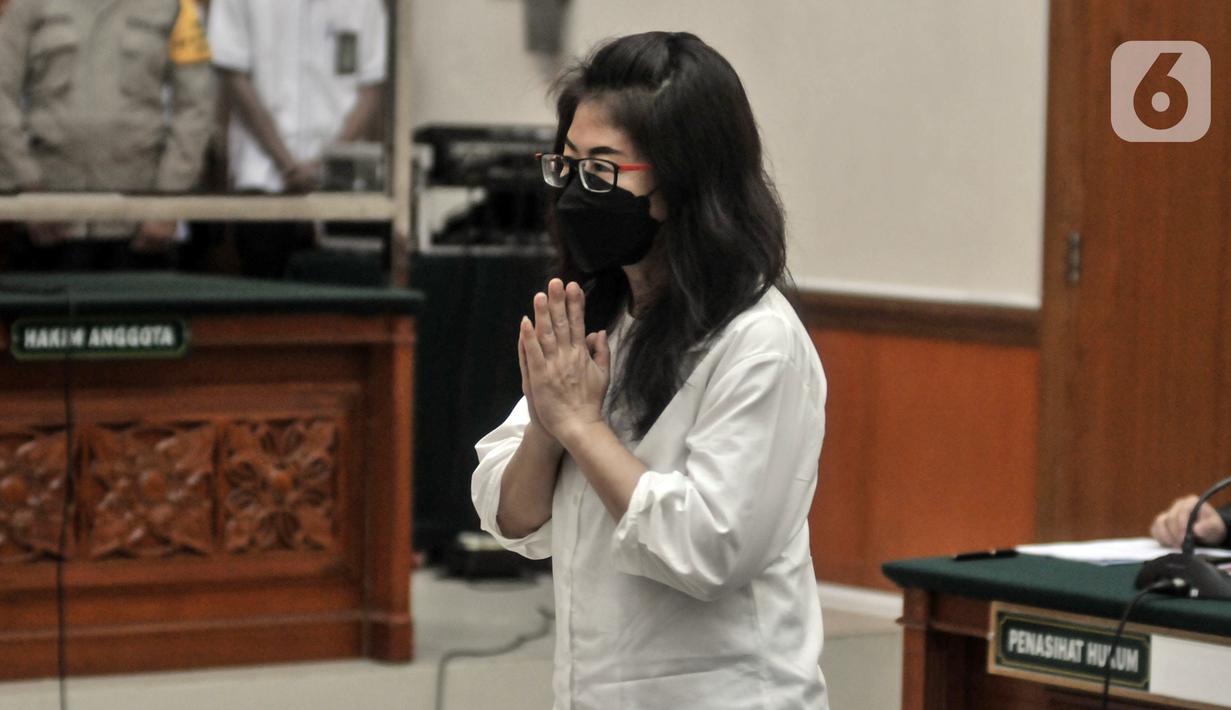 Terdakwa Linda Pujiastuti alias Anita menjalani sidang tuntutan terkait kasus narkoba Irjen Teddy Minahasa di Pengadilan Negeri Jakarta Barat, Senin (27/3/2023). (merdeka.com/Iqbal S. Nugroho)