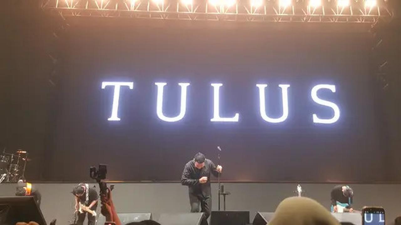 Tampil Memukau di Sky Avenue 2025, Tulus Kenang Masa Lalu dengan Lagu Sepatu