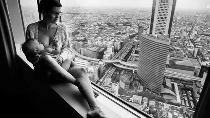 10 Foto 'Jadul' Menyusui Anak yang Bikin Kamu Makin Cinta Ibu