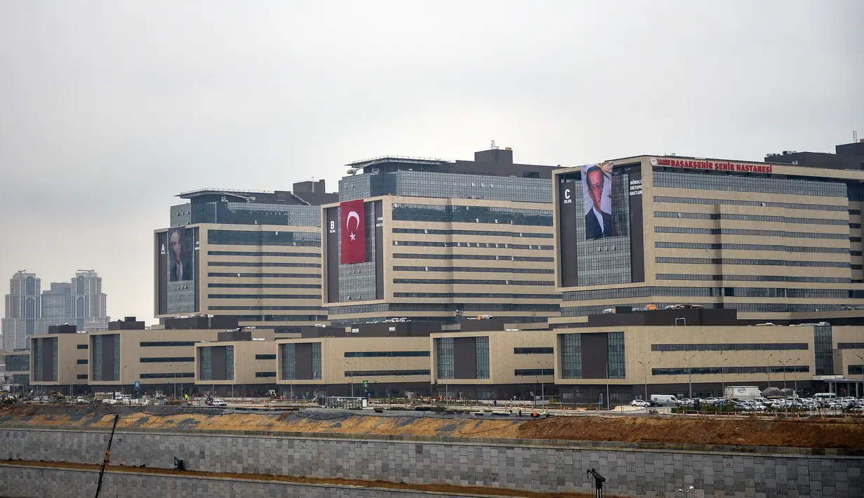 Rumah Sakit Kota Basaksehir untuk merawat pasien COVID-19 di Istanbul, Senin (20/4/2020). Jumlah pasien yang meninggal akibat virus itu di Turki melonjak menjadi 2.017 orang dan total kasus terkonfirmasi mencapai 86.306 pada Minggu (19/4), menurut data terbaru Kementerian Kesehatan Turki. (Xinhua)