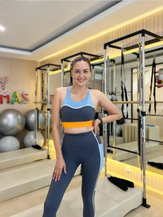 Donna menekankan pentingnya keseimbangan dalam hidup sehat, mencakup aspek makanan, olahraga, dan istirahat yang cukup. Saat ini, fokusnya tertuju pada latihan pilates, di mana ia melakukan berbagai gerakan dasar yang menitikberatkan pada penggunaan otot tangan dan kaki. (Liputan6.com/IG/@dagnesia)