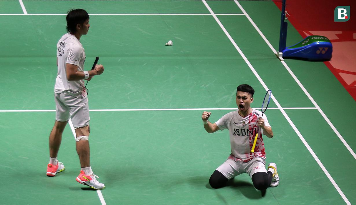 Pebulutangkis ganda putra Indonesia, Leo Rolly Carnando/Daniel Marthin merayakan kemenangan saat melawan pebulutangkis ganda putra Jepang, Takuro Hoki/Yugo Kobayashi pada laga semifinal Indonesia Masters 2023 di Istora Senayan, Jakarta, Sabtu (28/01/2023). Leo/Daniel menang dengan skor 18-21, 21-17, 21-3. (Bola.com/Bagaskara Lazuardi)