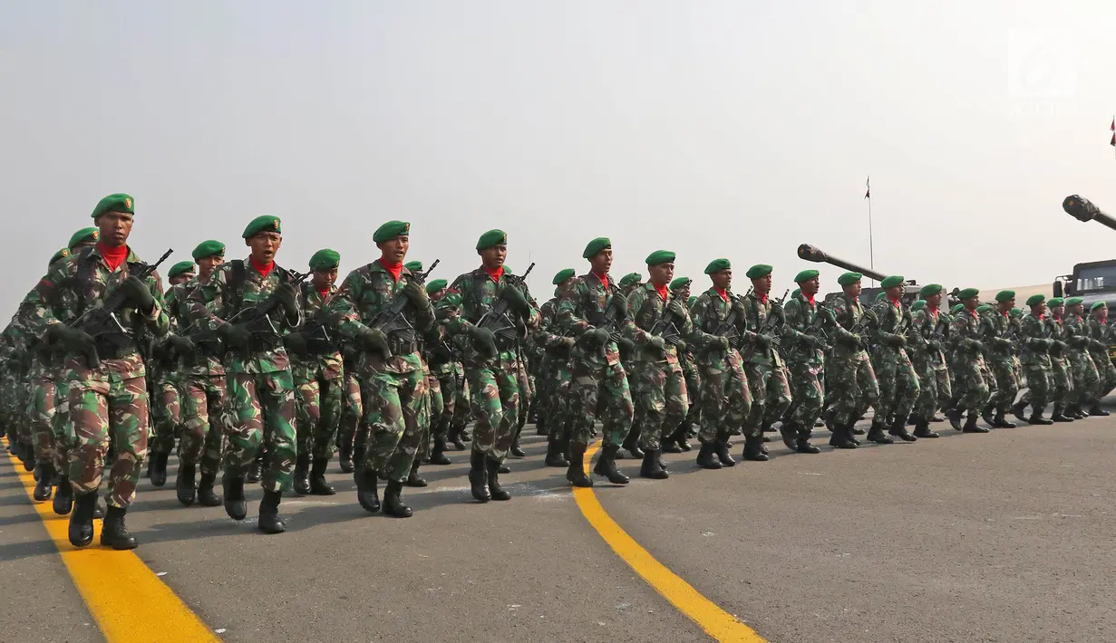 Prajurit TNI mengikuti apel kesiapan pasukan pengamanan pelantikan presiden dan wakil presiden terpilih 2019-2024 di Lanud Halim Perdanakusuma, Jakarta, Senin (30/9/2019). Apel diikuti TNI AD, TNI AL, dan TNI AU. (Liputan6.com/Herman Zakharia)