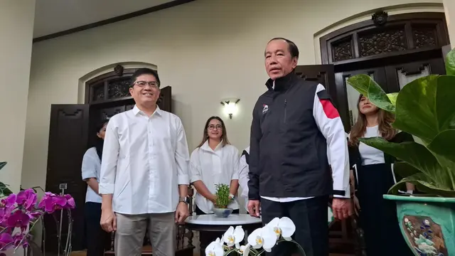 Sejumlah pengurus DPP Partai Solidaritas Indonesia (PSI) menemui Presiden ke-7 RI, Joko Widodo atau Jokowi, di rumah pribadinya.