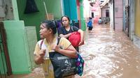 Warga tengah melintasi banjir yang meredam daerah Jakarta Selatan. (Dok BPBD DKI)
