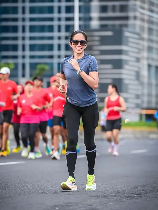 Penampilan Ussy saat lari terlihat mencolok saat kenakan sneakers New Balance Fuel Cell Supercomb Elite V4 seharga Rp4,5jutaan [@ussypratama]