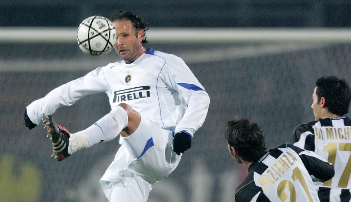 Sinisa Mihajlovic (67 gol) -  Mihajlovic menjadi salah satu bek yang juga banyak mencetal gol dalam pertandingan. Dari 452 laga, ia berhasil mencetak 67 gol. (AFP/Carlo Baroncini)