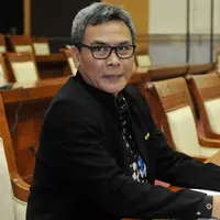 Calon pimpinan (capim) KPK Johan Budi mengikuti uji kelayakan dan kepatutan capim KPK di Komisi III DPR, Kompleks Senayan, Jakarta, (14/12). Empat orang Calon Pimpinan KPK hari ini mengikuti uji kelayakan dan kepatutan. (Liputan6.com/JohanTallo)