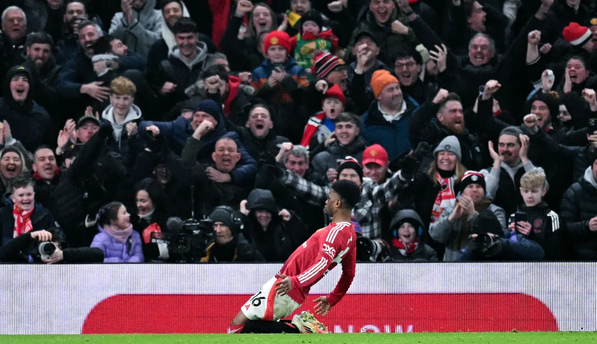 Amad Diallo keluar sebagai penyelamat sekaligus pahlawan setelah berhasil membawa Manchester United (MU) comeback atas Southampton dengan skor 3-1 dalam laga pekan 21 Premier League di Old Trafford, Jumat (17/1/2025). (AFP/Oli Scarff)