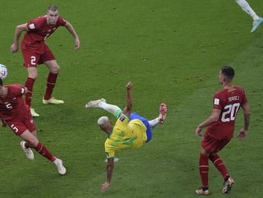 Richarlison mencetak gol indah saat Brasil membekuk Serbia 2-0 dalam pertandingan Grup G Piala Dunia 2022 yang berlangsung di Lusail Stadium, Jumat (25/11/2022). (AP Photo/Darko Vojinovic)
