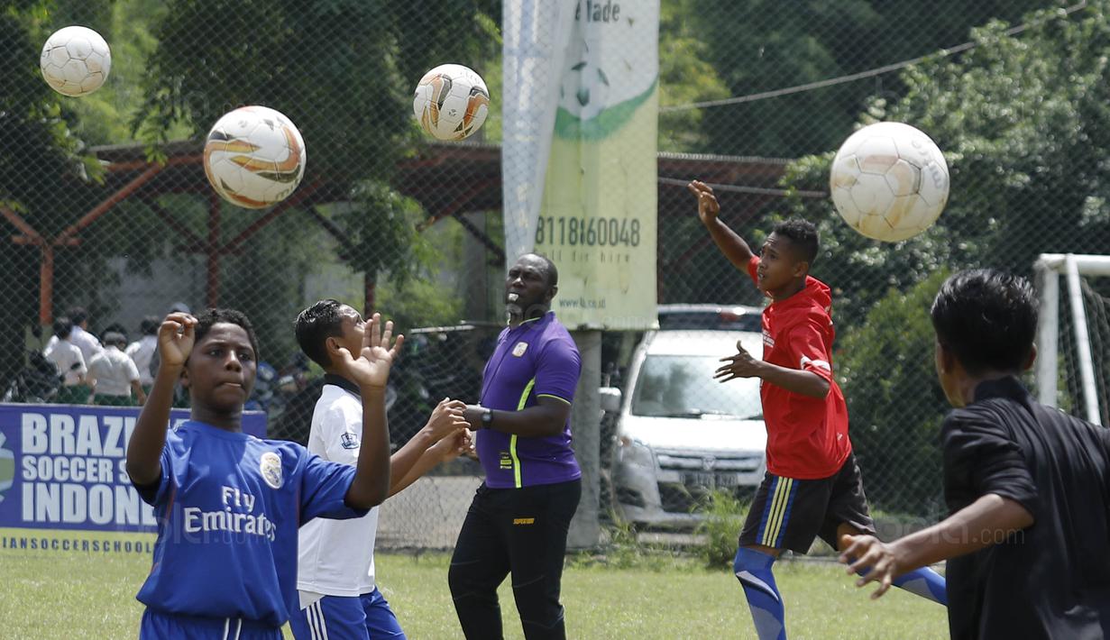 Para pemain SSB Tulehu Putra saat mengikuti pelatihan bersama mantan pelatih Indonesia, Jacksen F. Tiago di Brazilian Soccer School, Bekasi, Kamis (7/12/2017). Sebanyak 13 anak Maluku ikut pelatihan Liga Remaja UC News. (Bola.com/M Iqbal Ichsan)