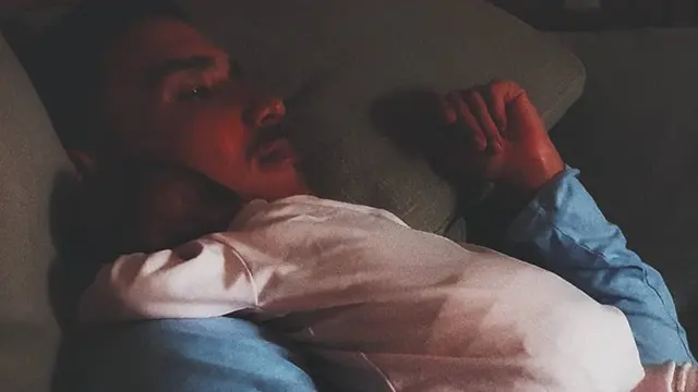 Ayah Idaman, Ini 6 Potret Seleb Ketiduran Bareng Buah Hati