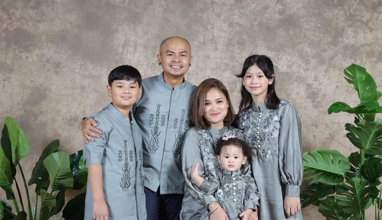 Keluarga Wendy Cagur mengawali Ramadan  dengan foto keluarga bernuansa abu-abu. Outfit keluarga ini dihiasi bordir tipis yang terlihat effortless [@wendycagur]