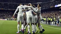 Para pemain Real Madrid merayakan gol penentu kemenangan yang dicetak, Sergio Ramos saat mengalahkan Real Betis 2-1 di Santiago Bernabeu, Madrid, Senin (13/3/2017) dinihari WIB. (AFP/Gerard Julien)