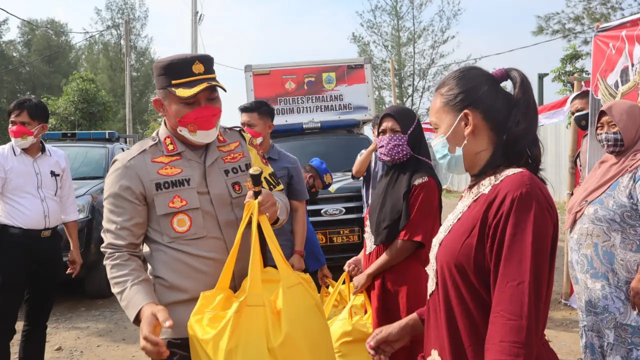 Polres Pemalang mendistribusikan bansos dari Alumni Akpol 1993 Batalyon Pesat Gatra kepada warga terdampak Covid-19 di Kabupaten Pemalang. (Foto: Liputan6.com/Humas Polres Pemalang)