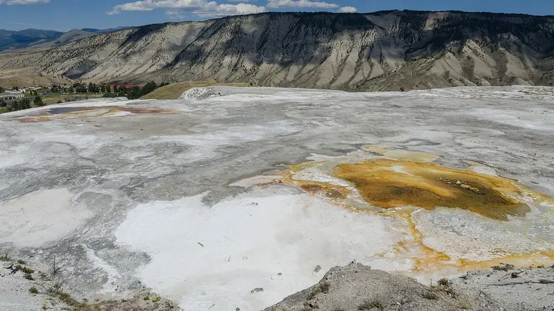 Sumber air panas di Taman Nasional Yellowstone (wikkimedia commons)