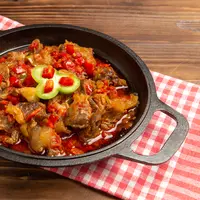 Ilustrasi oseng daging ayam | copyright freepik.com/kamranaydinov