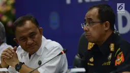 Kepala BNN Irjen Heru Winarko (kiri) menyimak paparan dari Direktur Jenderal Bea dan Cukai Kementerian Keuangan, Heru Pambudi saat acara rilis akhir tahun 2018 BNN di gedung BNN, Jakarta, Kamis (20/12). (Merdeka.com/Imam Buhori)