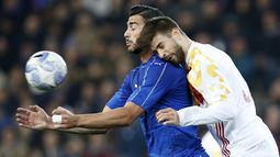 Pemain Italia, Graziano Pelle (kiri), berebut bola dengan pemain Spanyol, Gerard Pique, dalam laga persabatan di Stadion Friuli, Udine, Italia. (24/3/16). (Reuters/Alessandro Garofalo)