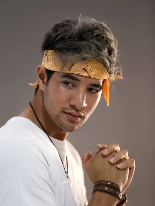 Yang berbeda pada penampilan Ammar Zoni adalah warna rambutnya. Rambutnya dicat lebih mentereng. Menurutnya, model warna rambut pirangnya merupakan trand 2017. (Nurwahyunan/Bintang.com)