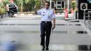Gubernur DKI Jakarta Anies Baswedan melambaikan tangan saat tiba di Gedung KPK, Jakarta, Rabu (7/9/2022). Anies Baswedan dipanggil untuk menjalani pemeriksaan terkait laporan dugaan korupsi pada penyelenggaraan Formula E Jakarta. (Liputan6.com/Faizal Fanani)