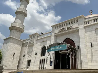 Bangunan Masjid Al Serkal, masjid terbesar di Phnom Penh yang terletak di Islamic Center Phnom Penh, Kamboja, Jumat (5/5/2023). (Bola.com/Gregah Nurikhsani)