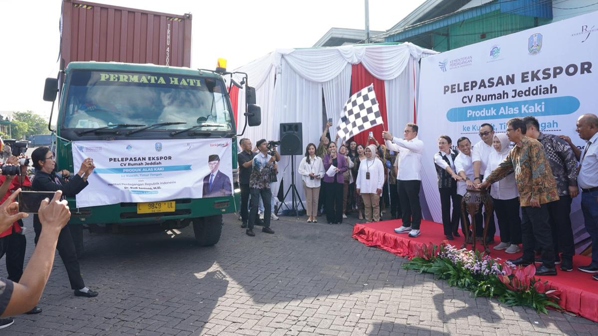 Produk Lokal Tembus Pasar Global, Mendag Busan Lepas Ekspor Alas Kaki UMKM Surabaya ke Kuwait