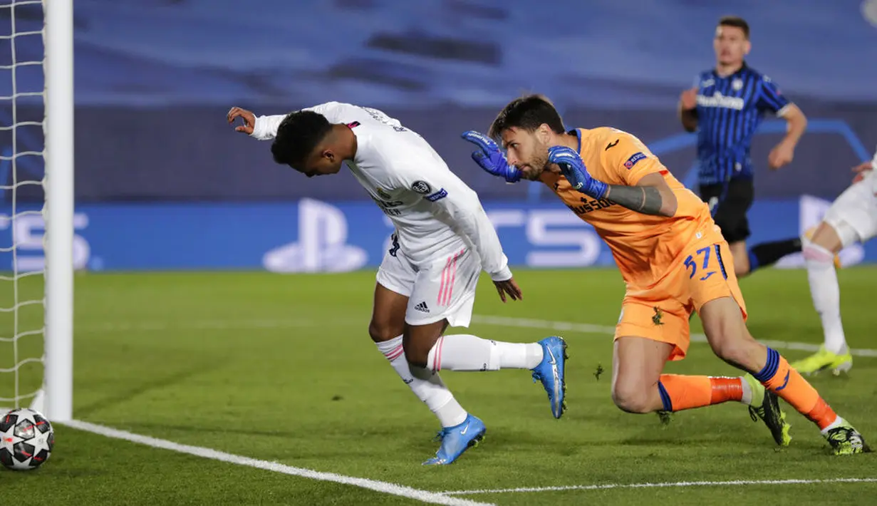 Penyerang Real Madrid, Rodrygo, gagal mencetak gol saat melawan Atalanta pada laga Liga Champions di Stadion Alfredo di Stefano, Rabu (17/3/2021). Real Madrid menang dengan skor 3-1. (AP/Bernat Armangue)