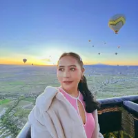 Prilly Latuconsina mengenakan cutout dress berwarna pink yang membuatnya tampil feminin. Dress cutout ini dilapisi dengan mantel bulu berwarna cokelat. Rambutnya pun hanya ditata bergaya ponytail belah tengah yang membuatnya makin terlihat rupawan. (instagram/prillylatuconsina96)