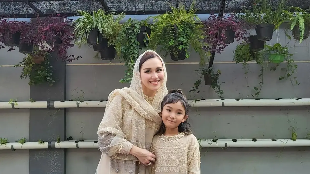 10 Ide Busana Lebaran Ayu Ting-Ting yang Nyaman untuk Halal Bihalal