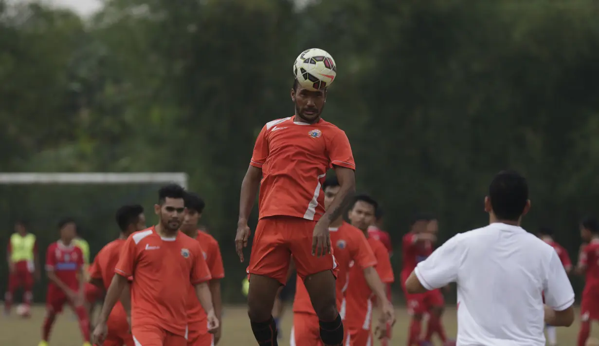Pemain baru Persija, Leonard Tupamahu menyundul bola saat latihan perdana jelang Piala Jenderal Sudirman di Lapangan National Youth Training Center, Sawangan, Depok, Jumat (30/10/2015). (Bola.com/Vitalis Yogi Trisna)