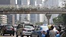 Kendaraan melintas di bawah jembatan penyeberangan orang (JPO) yang tidak beratap di jalan Sudirman, Jakarta,  Rabu (6/11/2019). Pemprov DKI melalui Dinas Bina Marga mencopot atap JPO Sudirman agar pejalan kaki dapat menikmati pemandangan gedung-gedung pencakar langit. (merdeka.com/Iqbal Nugroho)